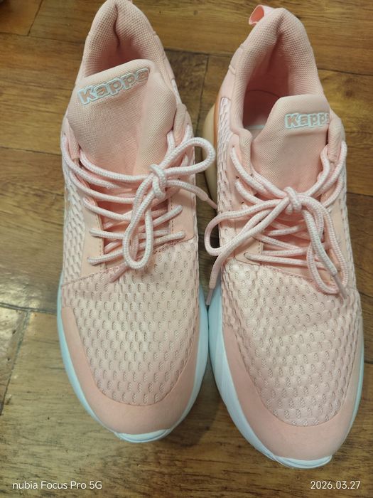 Продам кроссовки женские