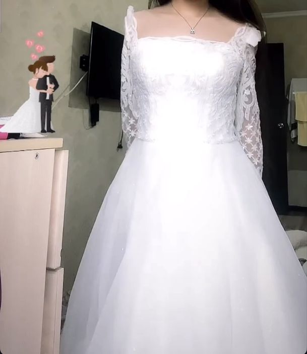 Продается очень красивое белое свадебное платье в бальном стиле.