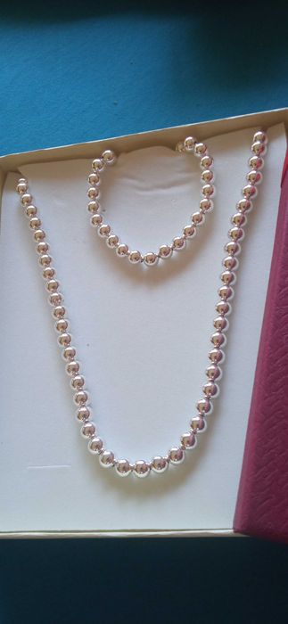 Нов, сребърен ланец/ гривна ( комплект) в кутия за подарък.