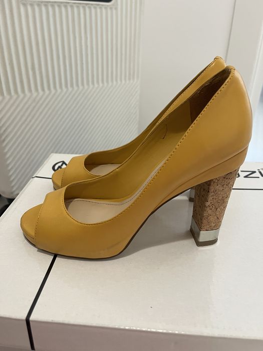 Туфли с открытым носом Charles & Keith