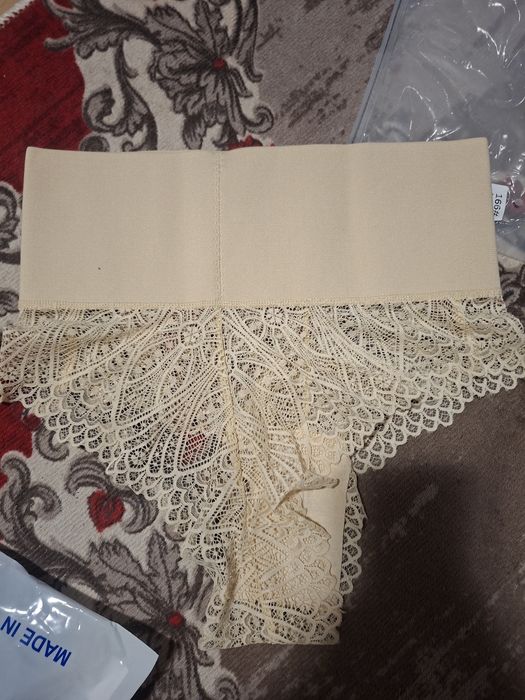 Chiloți dantela cu burtiera