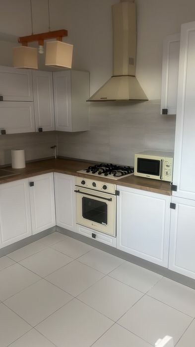Dau in chirie apartamrnt cu 2 dormitoare si bucatarie open space