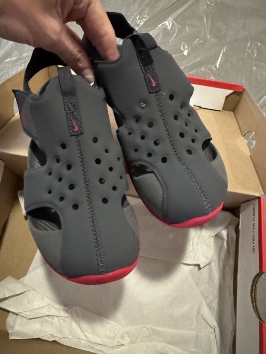 Сандали Nike.