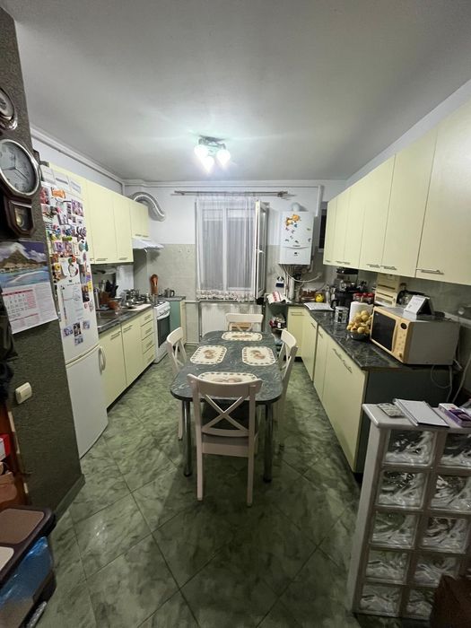 Apartament 4 camere, etaj 3 cu boxa și garaj, cartierul Sasar, strada  Ioan  Slavici