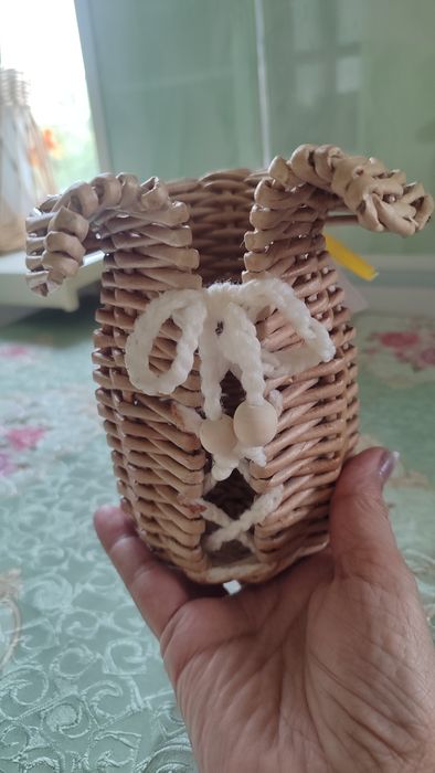 Плетёный кувшин ручной работы.