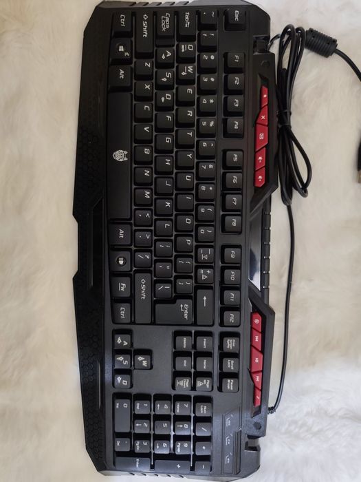 Tastatura pentru gaming și mini organizator de birou