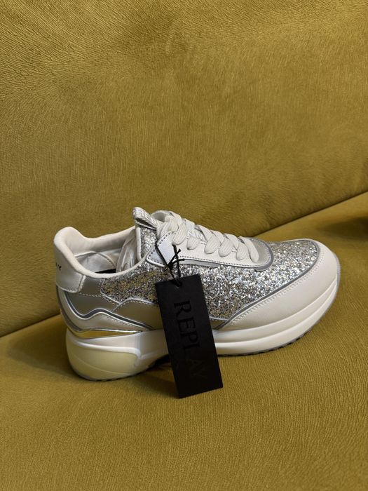 Чисто нови маратонки на Replay