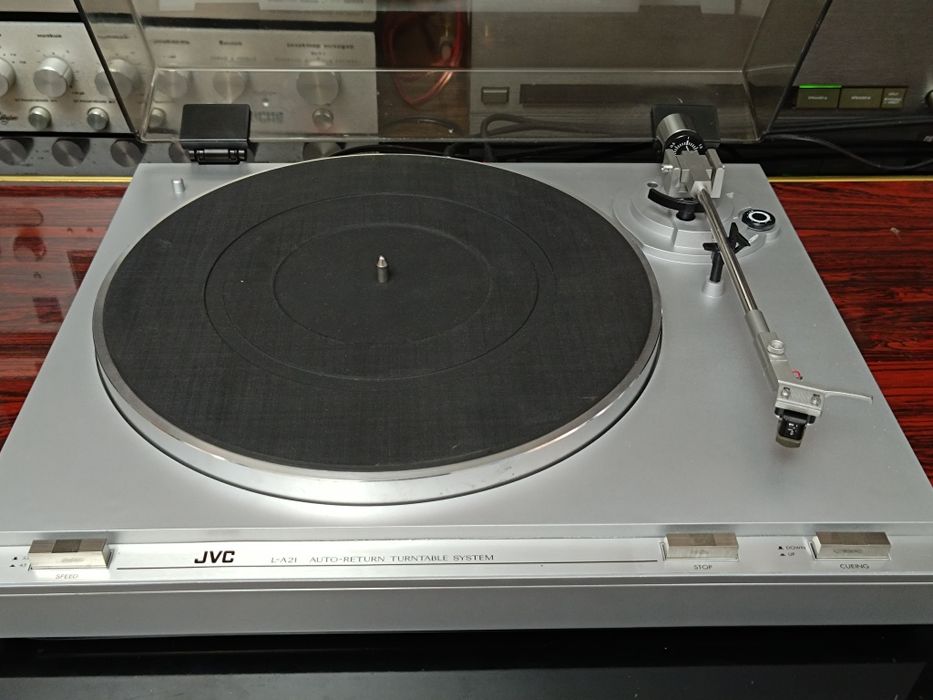 Проигрыватель JVC L-A21.