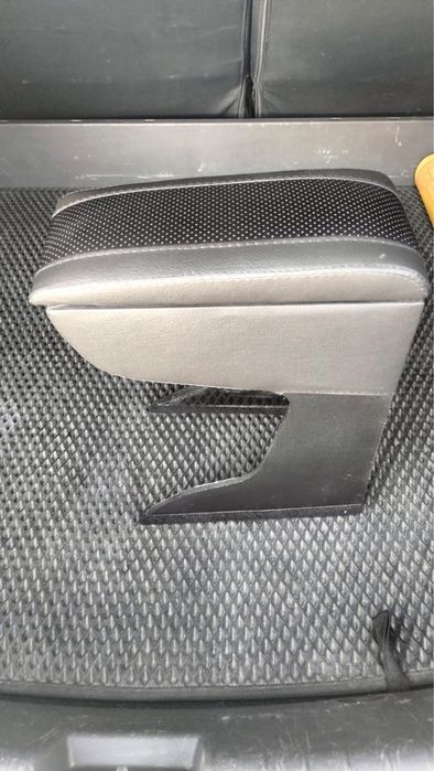 Продам универсальный подлокотник для авто