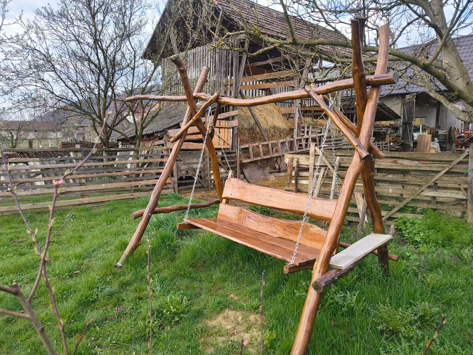 Un balansoar rustic de gradina