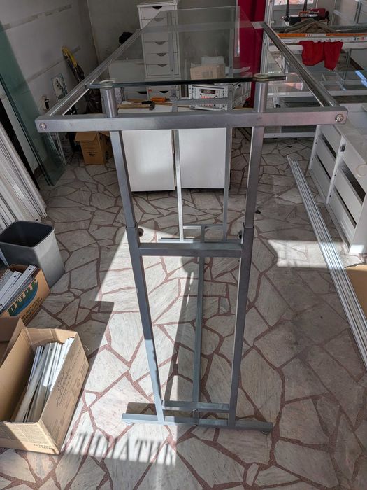 Метален щендер със стъклен плот