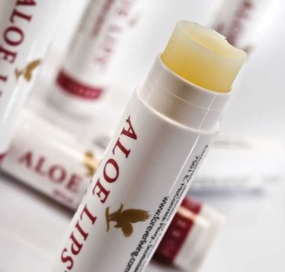 Aloe Lips/Алое липс - стик/балсам/гланц за устни от Форевър с гел от алое вера, жожоба и три вида восък.