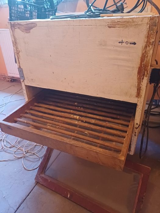 Vând două incubatoare