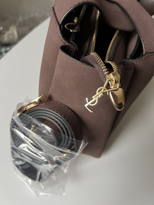 Poseta Yves Saint Laurent. Piele intoarsa