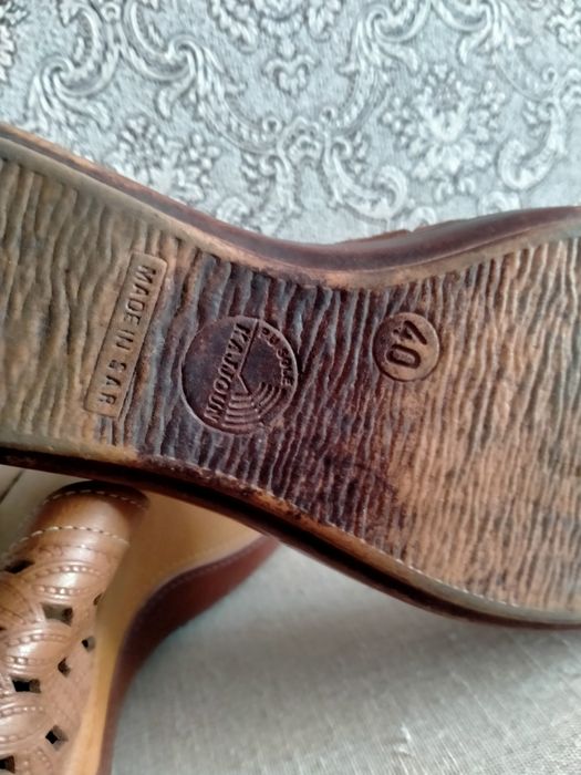 Продам  босоножки