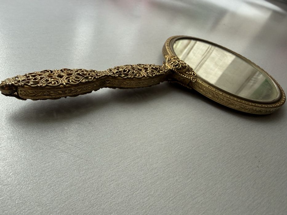 Oglinda veche din alama