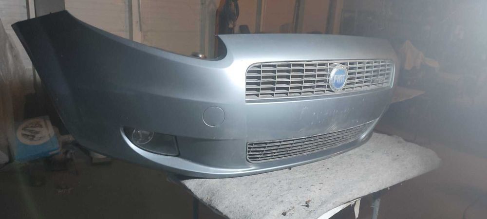 предна броня за фиат гранде пунто,оборудвана с решетки и емблема.