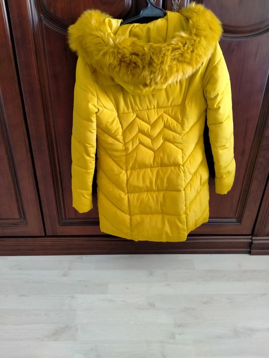 Kurtka, kuz-qish mavsumlarini yorqin sariq rangda o'tkazing