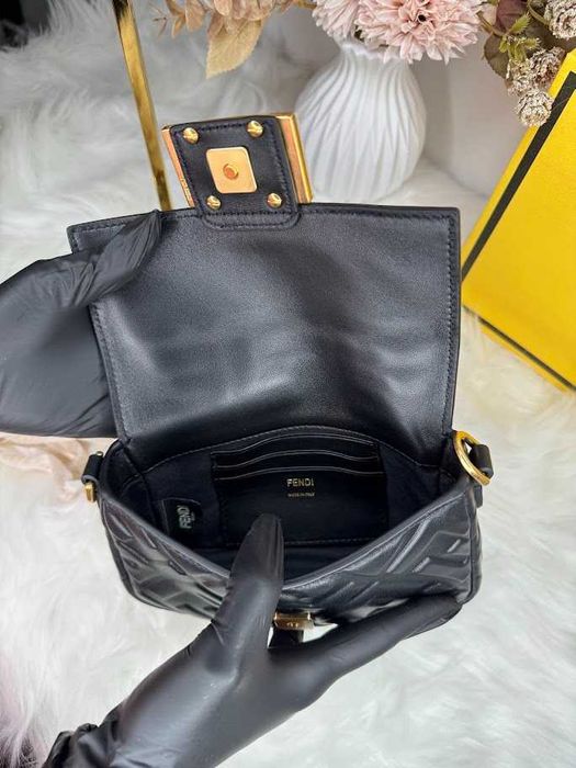 Geanta Fendi Baguette Mini - piele naturala 100%, prezentare completa