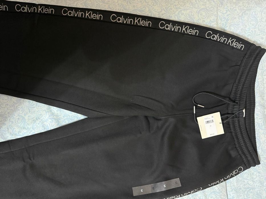 Продам костюм Calvin Klein