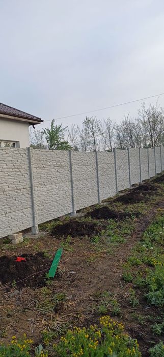 Gard  beton  plăci  și stâlpi