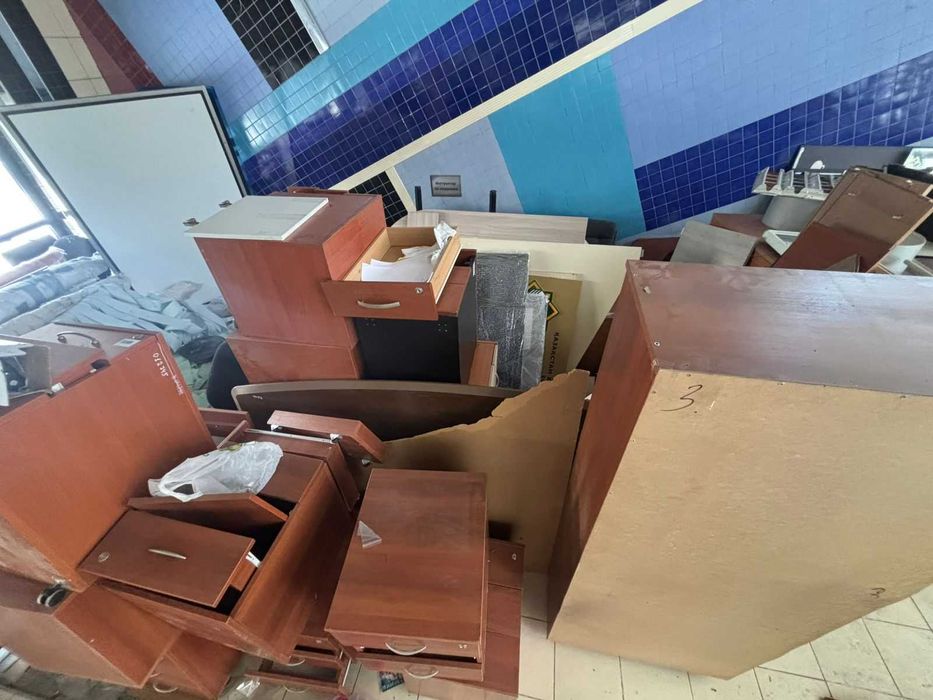 шкафы, тумбы, столы, кресла