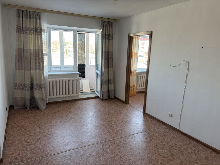 Продается двух ком. квартира мкр конырад