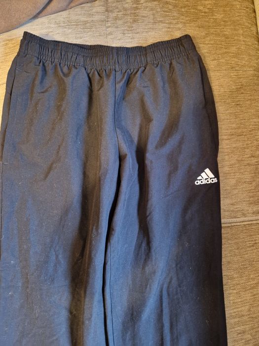 Vând pantaloni adidas