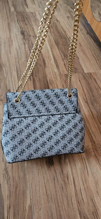 Нова дамска чанта сива на Guess