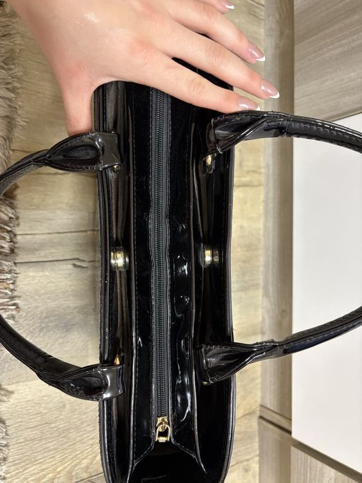 Дамска лачена чанта