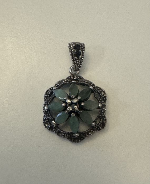 Красиви бижута; африкански амулет, ръкавели и игла