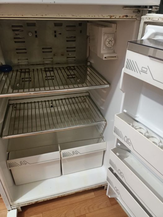 Холодильник с морозильной камерой