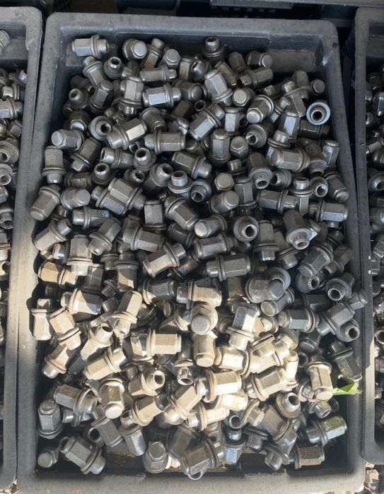 Болты гайки колесные