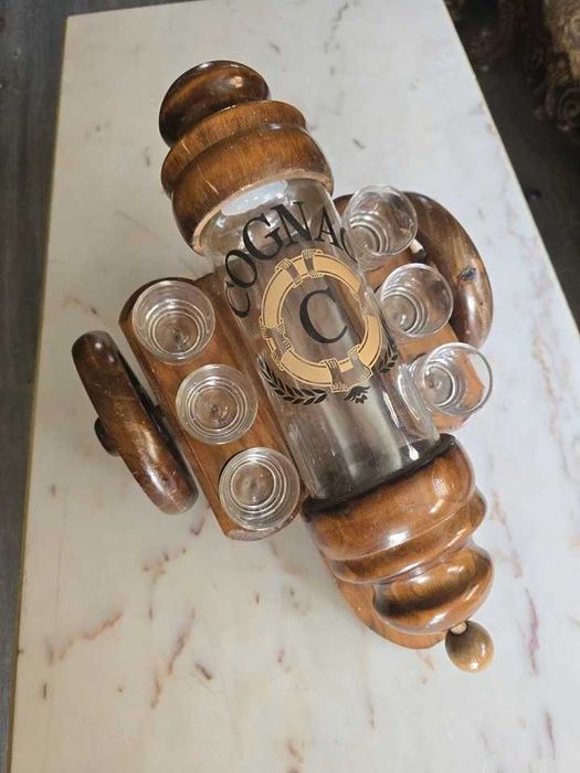 Sticla de Cognac în suport de lemn,in forma de tun..