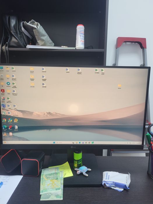 Monitor desk negru