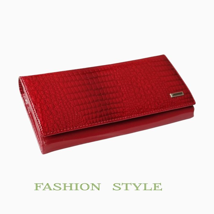 Елегантен дамски лачен портфейл