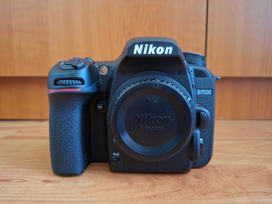 Nikon D7500 (DOAR 7383 CADRE) + obiective 18-140mm si 35mm f1.8G + filtre polarizare circulara Nikon