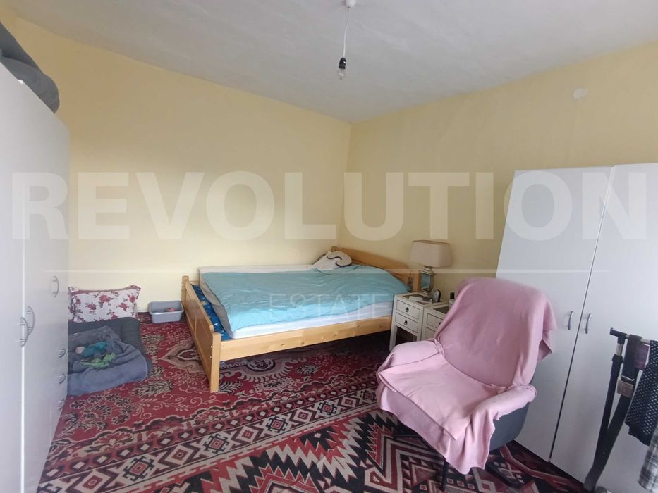 Просторна къща с голям двор и стопански постройки в с. Владимирово!