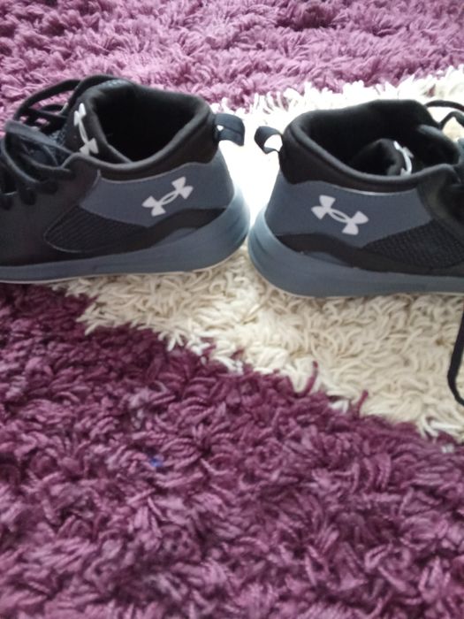 Adidași originali Under Armour.