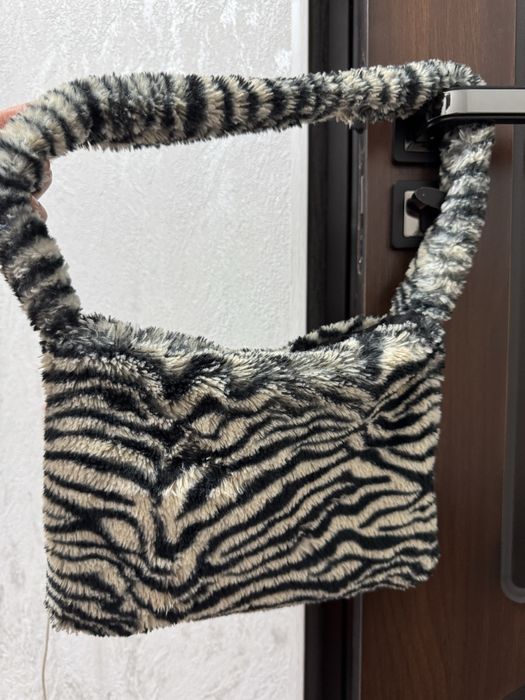 Необычная мягкая сумка с анималистичным узором