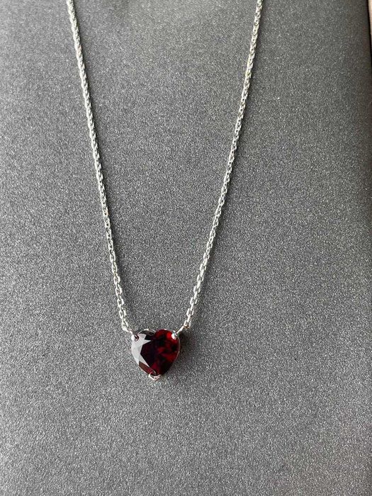 Золотая подвеска с гранатом