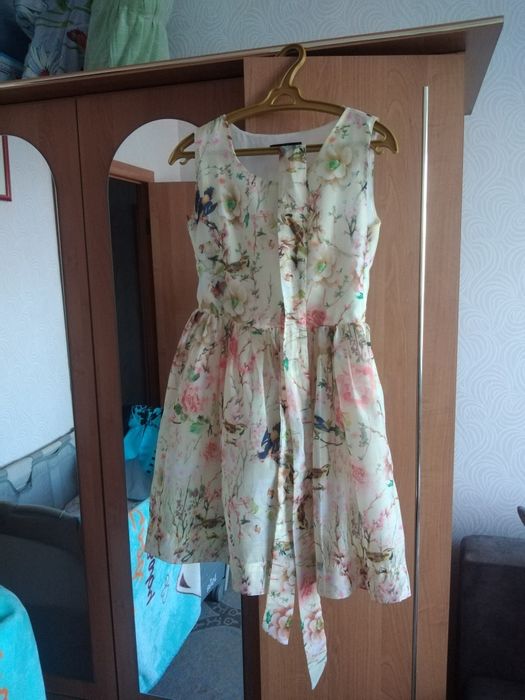 Продам два платья праздничные