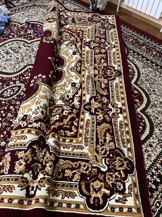 Gilam qizil sotiladi