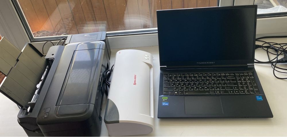 Ноутбук, принтер и ламинатор