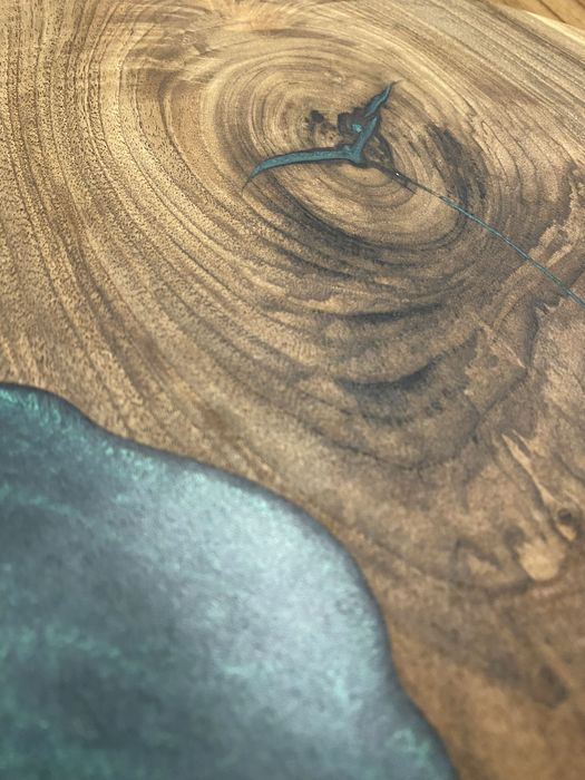 Platou din lemn masiv de nuc cu rasina