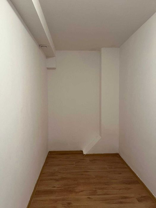 Тристаен апартамент с английски двор