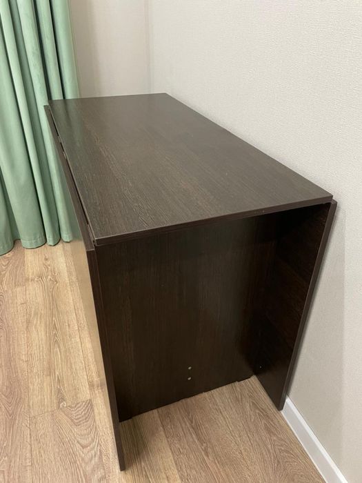 Продам  срочно Стол  книжка