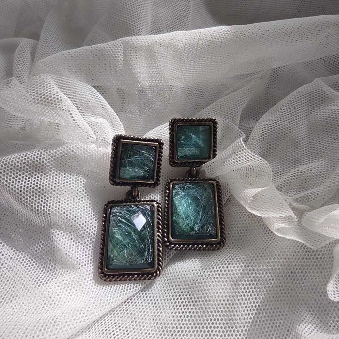 Стильные женские серьги