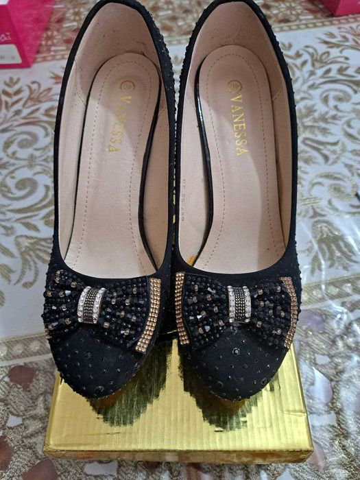 Ayollar oyoq kiyimi (Tufli - Vanessa) sotiladi.