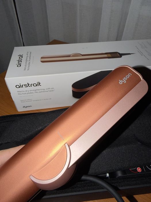 Dyson Airstrait